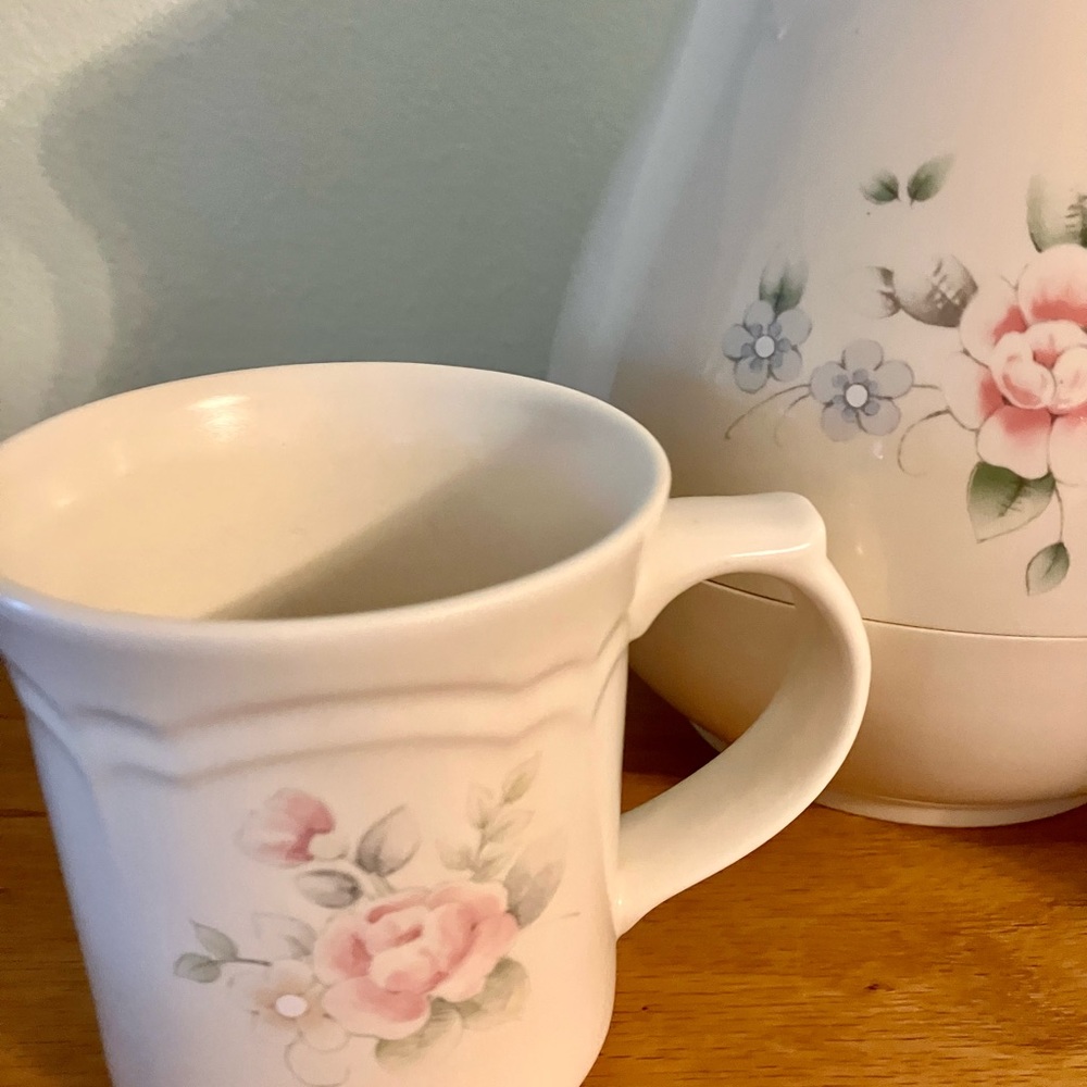 VINTAGE PFALTZGRAFF TEA ROSE COFFEE CARAFE & 2- 12oz HANDLED MUGS - Picture 15 of 16